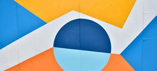 Symbolbild: bunte Wand mit blauem Kreis