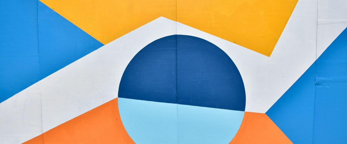 Symbolbild: bunte Wand mit blauem Kreis