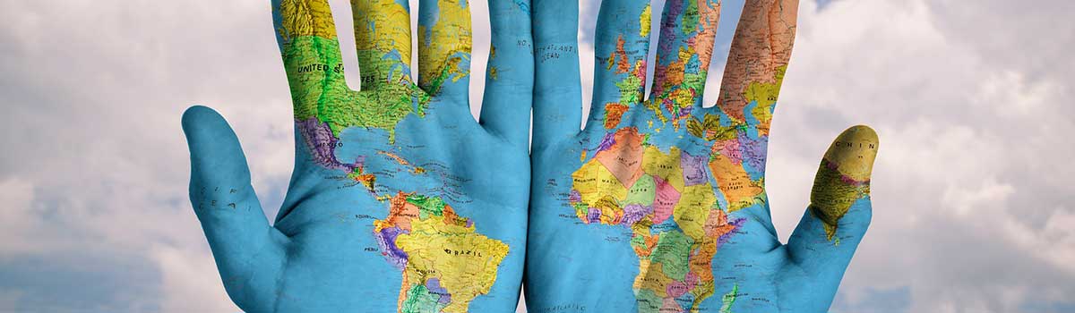 Hände mit Weltkarte